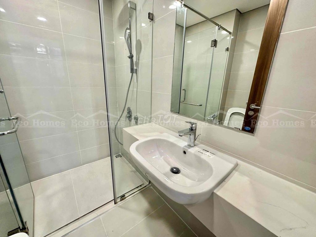 Eco Green - two bedrooms - two toilets full of glasses of closets plus bed.