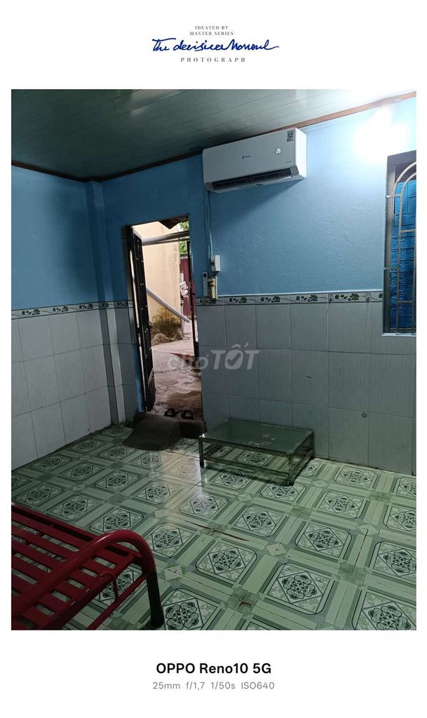 Rent room is near the ice-cold school. The bathroom's got air conditioning.
