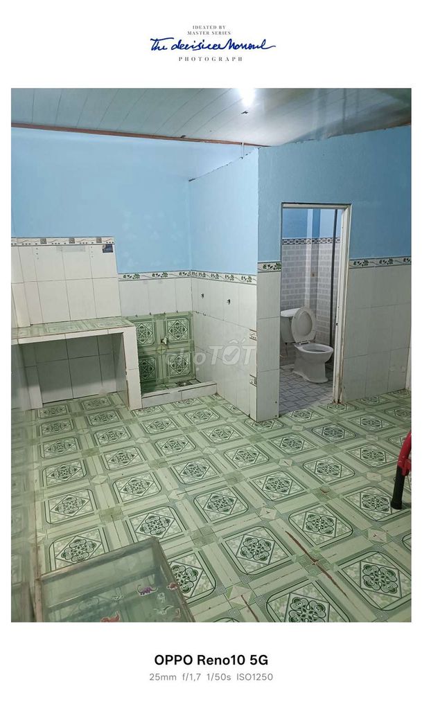 Rent room is near the ice-cold school. The bathroom's got air conditioning.