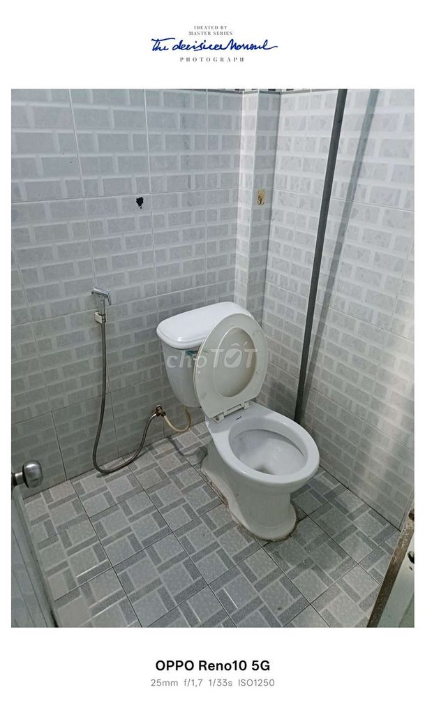 Rent room is near the ice-cold school. The bathroom's got air conditioning.