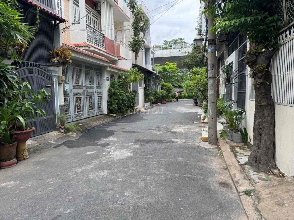 Three bedrooms, three toilets, four x18 meters, Hoàng Hoa Thám, 187 13, 11/4.