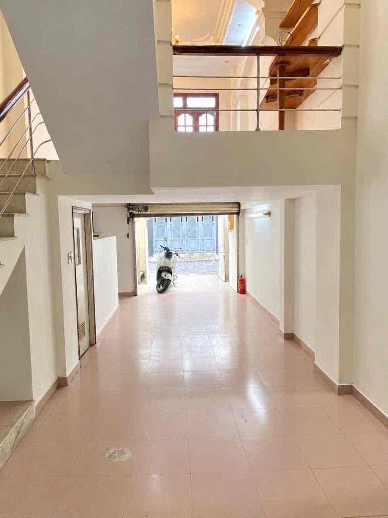 Three bedrooms, three toilets, four x18 meters, Hoàng Hoa Thám, 187 13, 11/4.