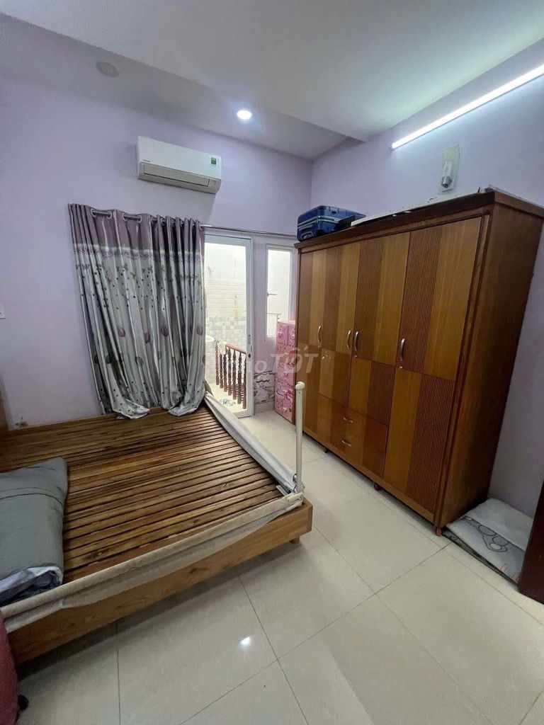 Nice house - broad alley - air machine