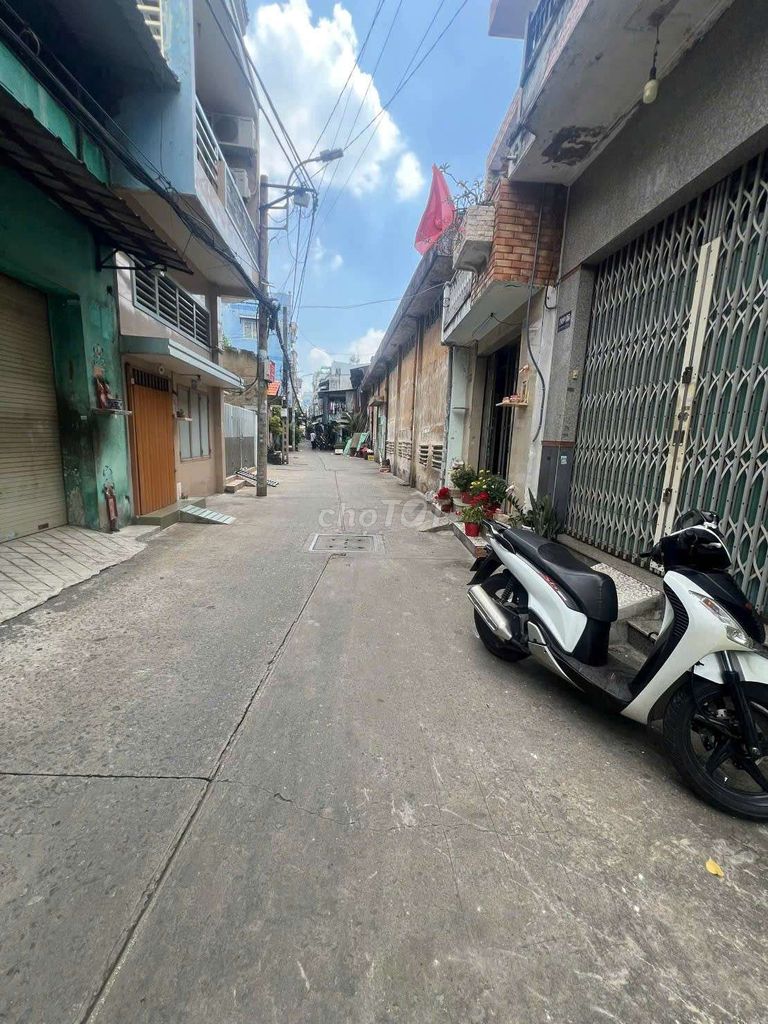Nice house - broad alley - air machine