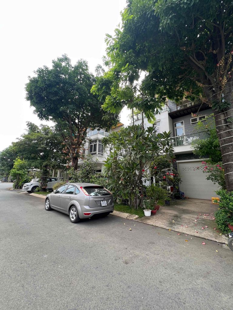Renting villa park near Global City 9 at 25 million a month.