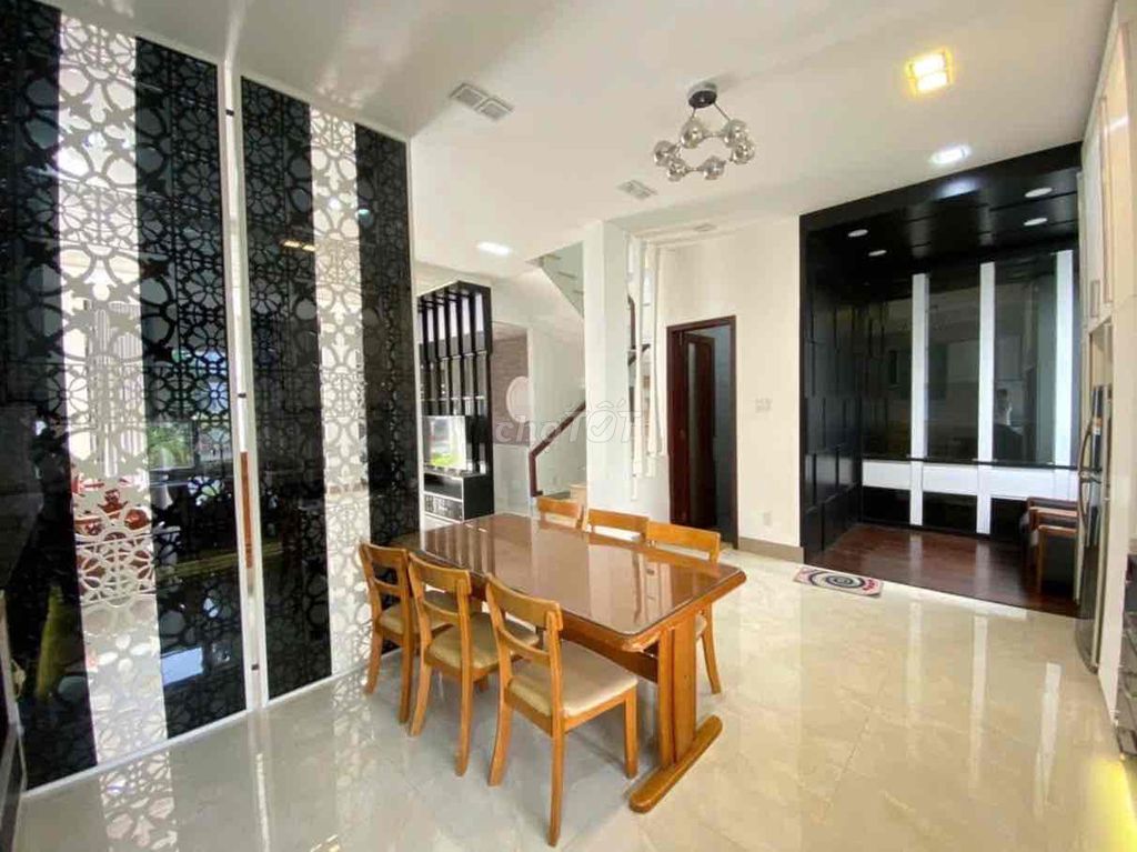 Renting villa park near Global City 9 at 25 million a month.