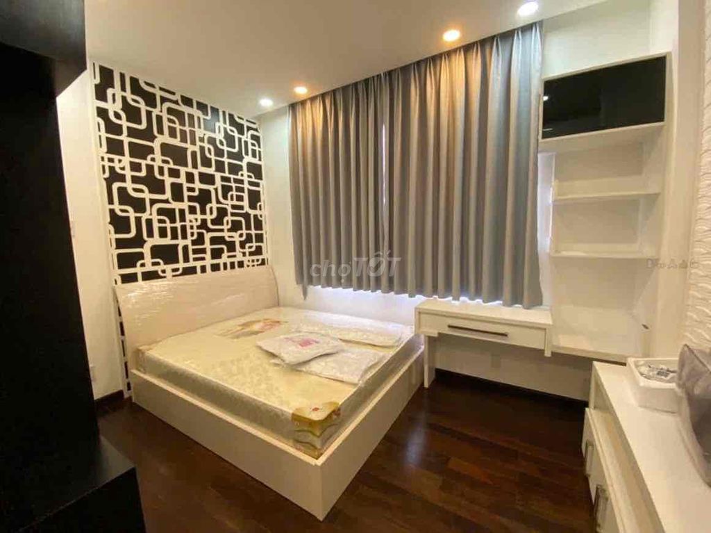 Renting villa park near Global City 9 at 25 million a month.