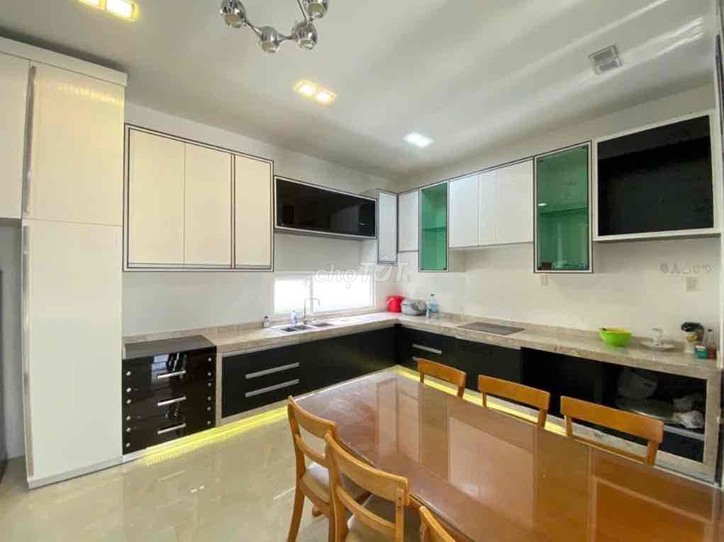Renting villa park near Global City 9 at 25 million a month.