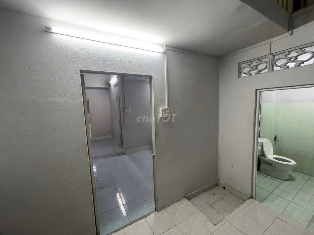 Master's Warehouse for Rent 6 x22 1 float 3 bedroom 2 toilets