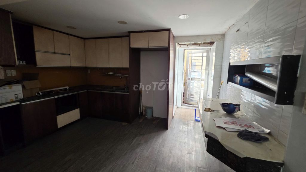 Rent house is 4.5 x15, floating +lve, front ql22, near the 4th Main.
