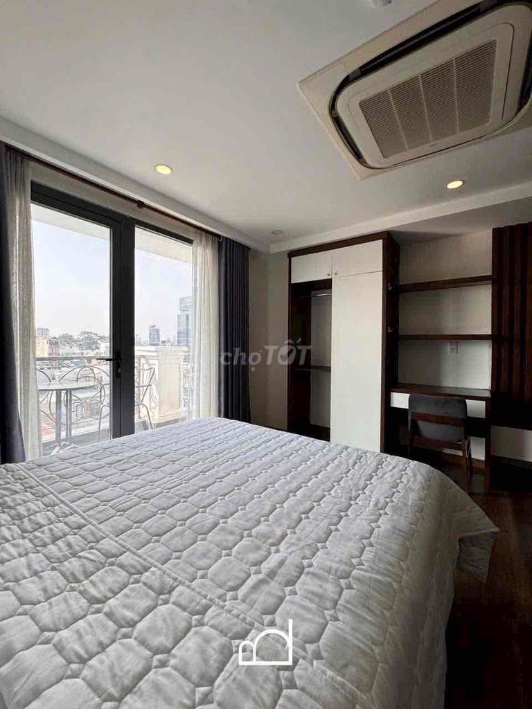 Rent the Trần Khắc Chân balcony studio, 1st District.