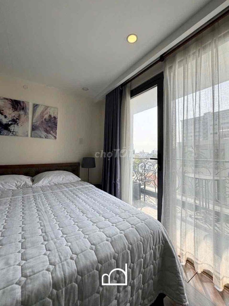 Rent the Trần Khắc Chân balcony studio, 1st District.