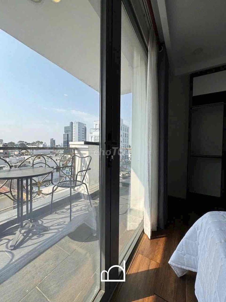 Rent the Trần Khắc Chân balcony studio, 1st District.