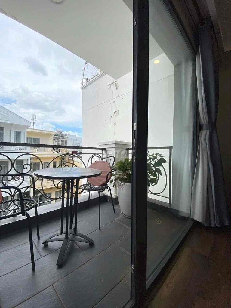 Rent the Trần Khắc Chân balcony studio, 1st District.