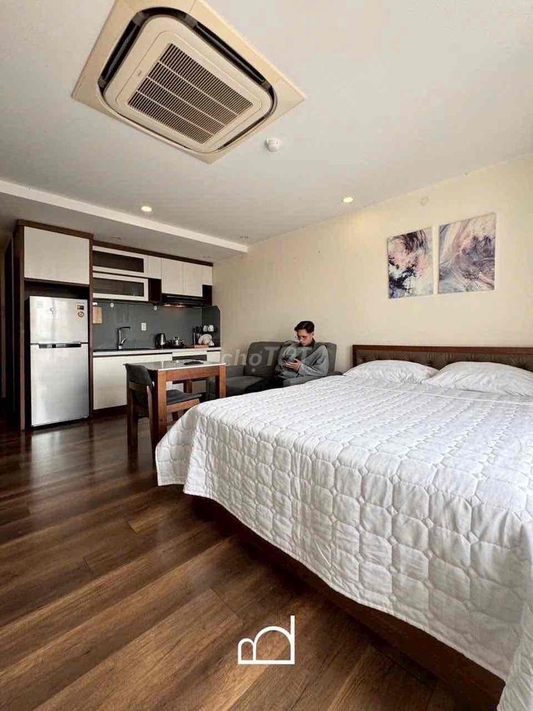 Rent the Trần Khắc Chân balcony studio, 1st District.