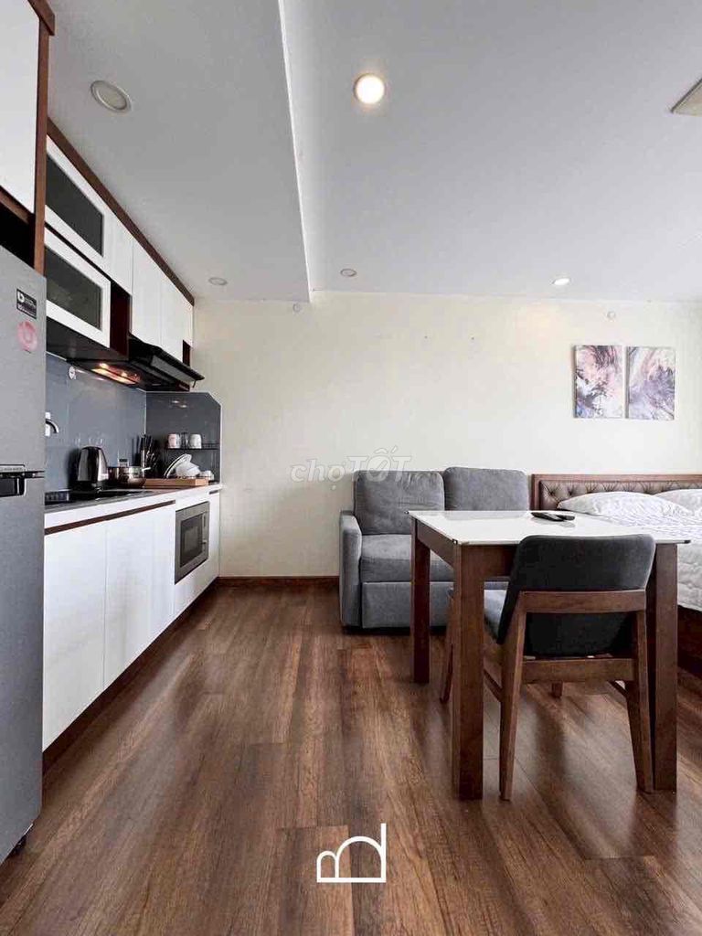 Rent the Trần Khắc Chân balcony studio, 1st District.