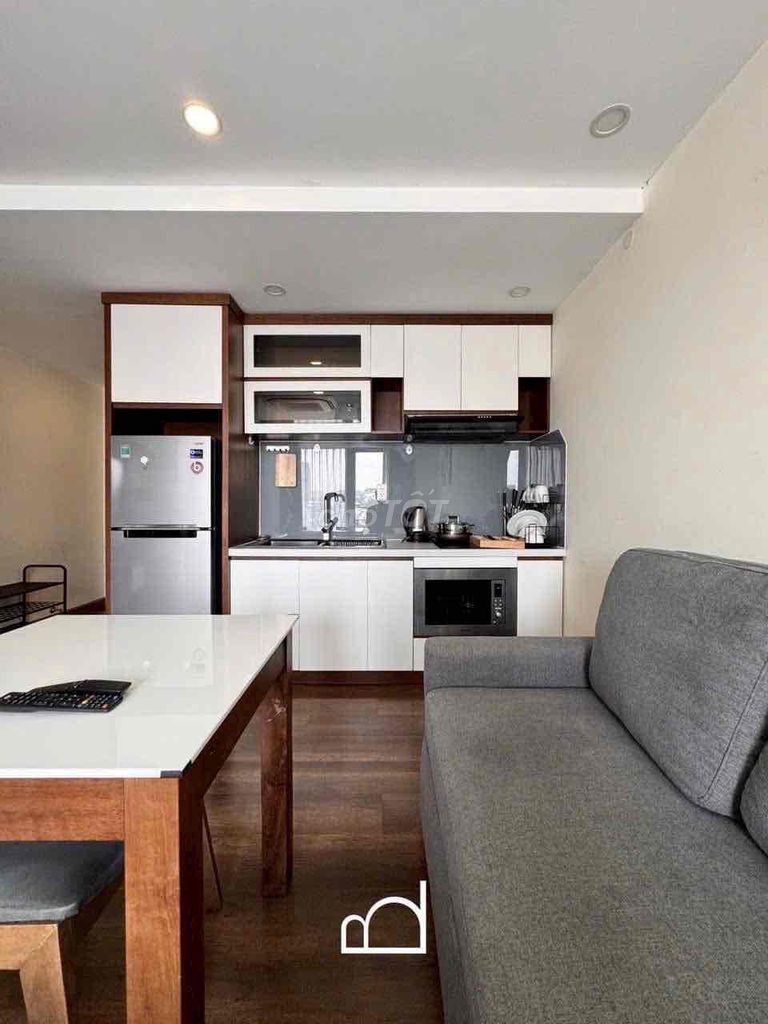 Rent the Trần Khắc Chân balcony studio, 1st District.