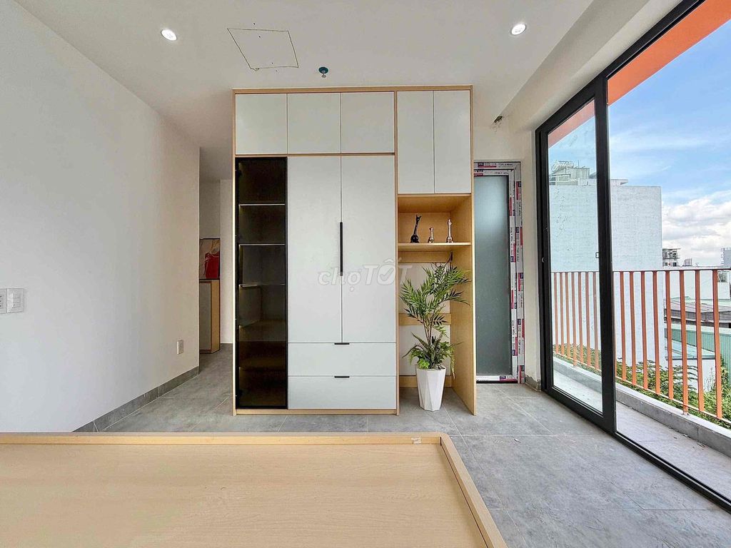 open up the super studio super-spot.
