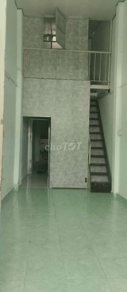 Home 1 ground 1 is suspended, 3 rooms, 640 kilometers.