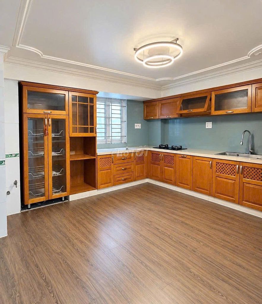 Rent a front house on Hòa Hưng.