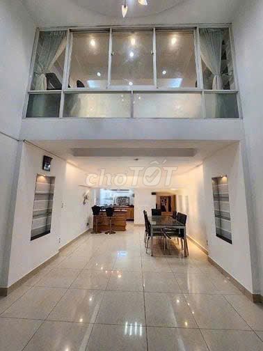 Rent a front house on Hòa Hưng.