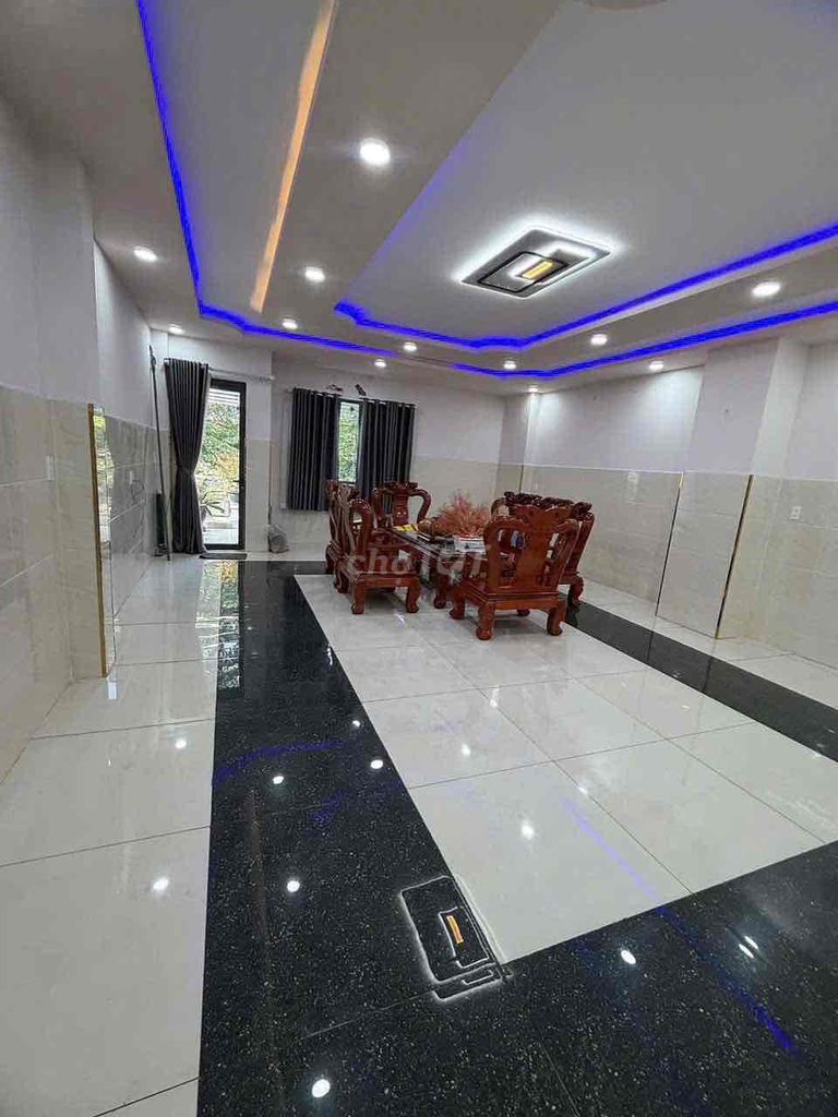 The entire interior is crowded near the market. 6 X20 M... Four stories... 35 million.