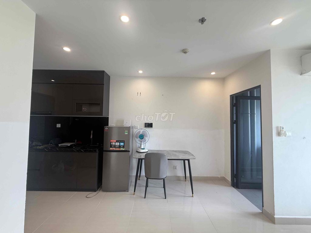 It's the owner of the studio. One of the finest bedrooms in District 9