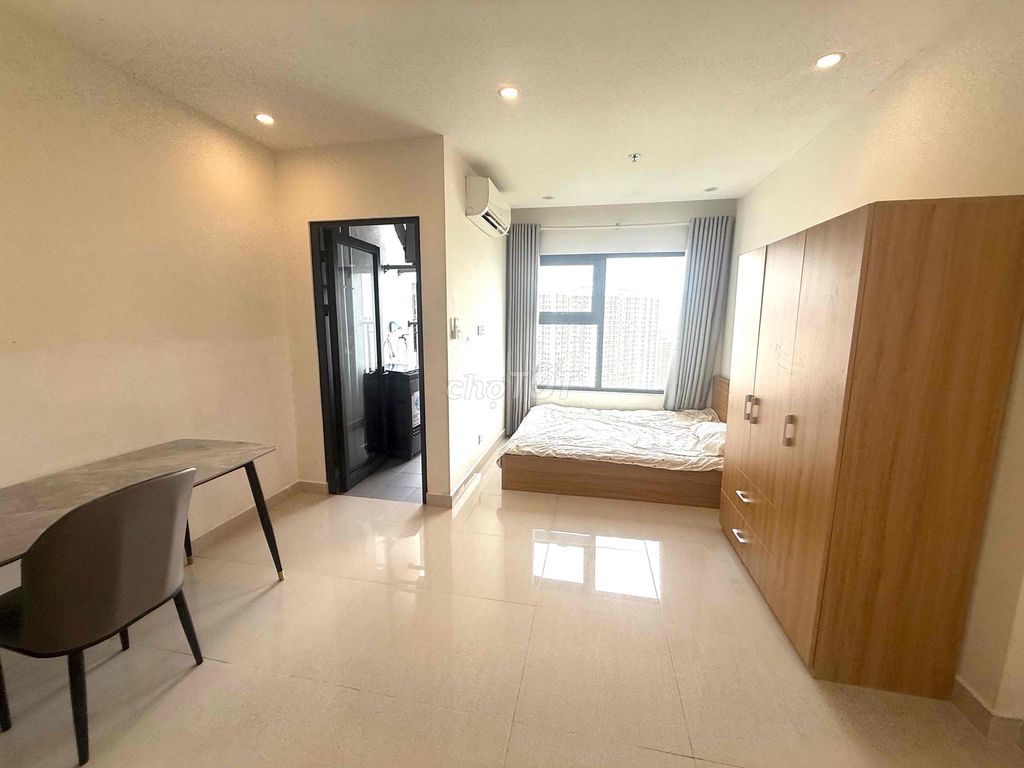 It's the owner of the studio. One of the finest bedrooms in District 9