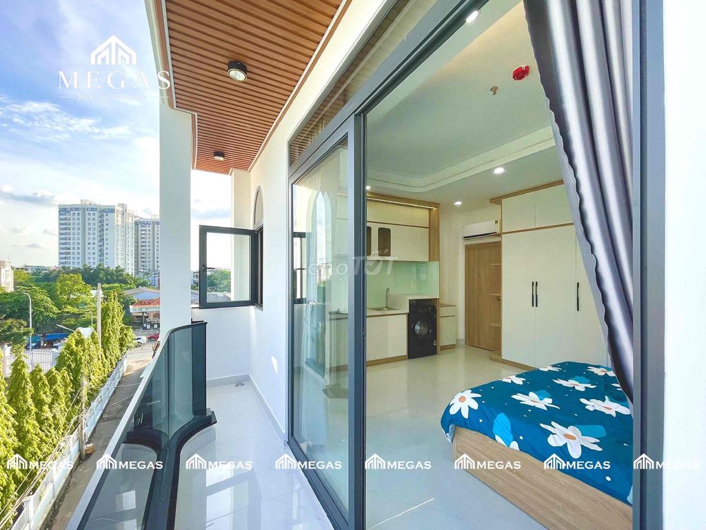 The balcony studio is a clear interior.