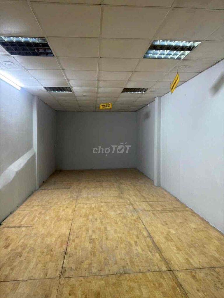 area: 4 x 25 meters. One ground. 1 floor across O 9 3 3 3 3 3 2 2 8 3