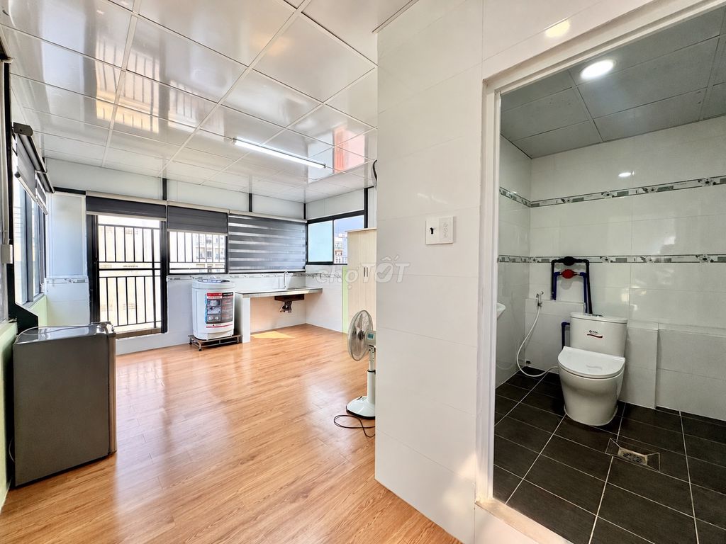 Room near Etown 5 minutes on foot, View rooftop, full crevasse, Studio.