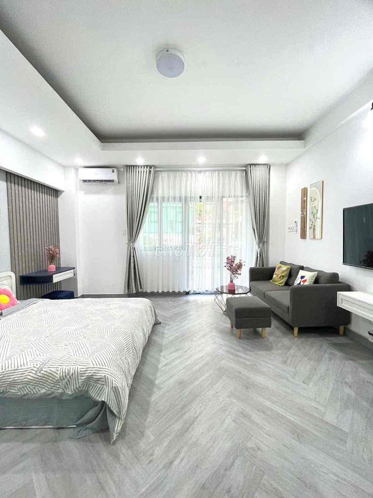 A huge balcony bedroom view landmark 81, elevator