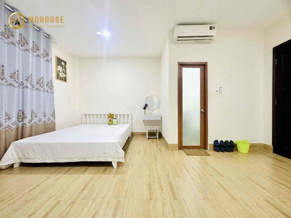 The apartment. A bedroom near the airport. Very good.