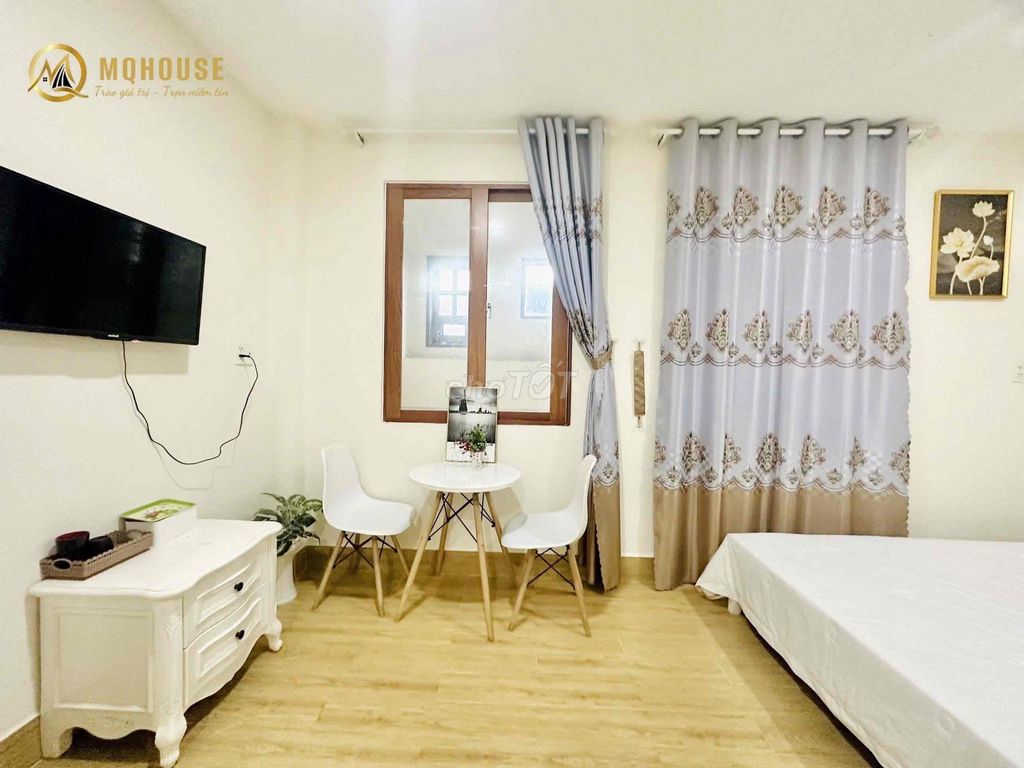 The apartment. A bedroom near the airport. Very good.