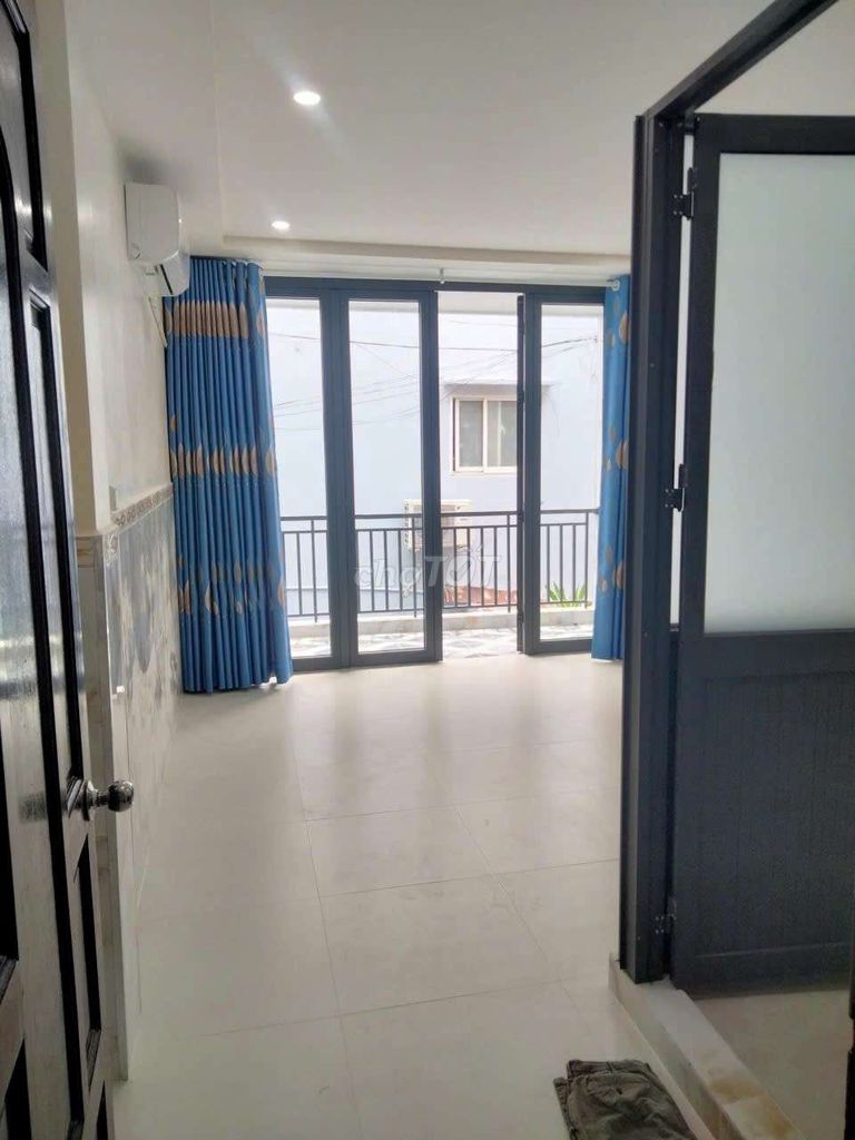 Four bedrooms, four air-cold toilets -- near the market, Bình Thạnh -- 18 million a month.