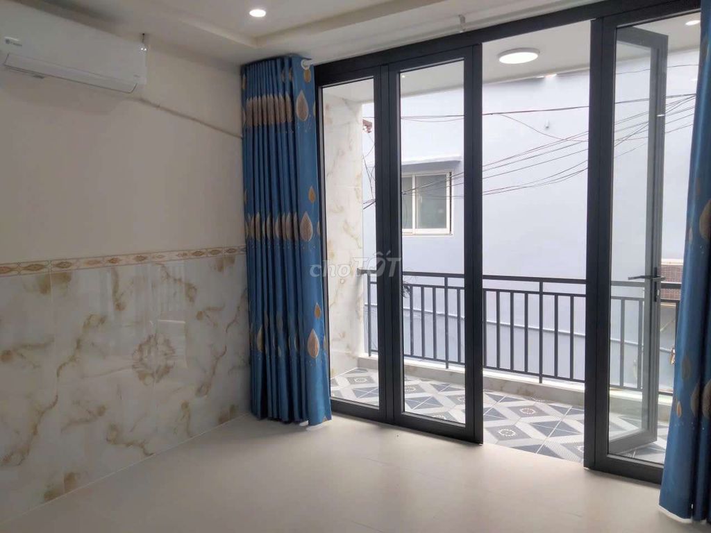 Four bedrooms, four air-cold toilets -- near the market, Bình Thạnh -- 18 million a month.