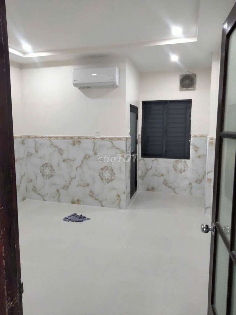 Four bedrooms, four air-cold toilets -- near the market, Bình Thạnh -- 18 million a month.