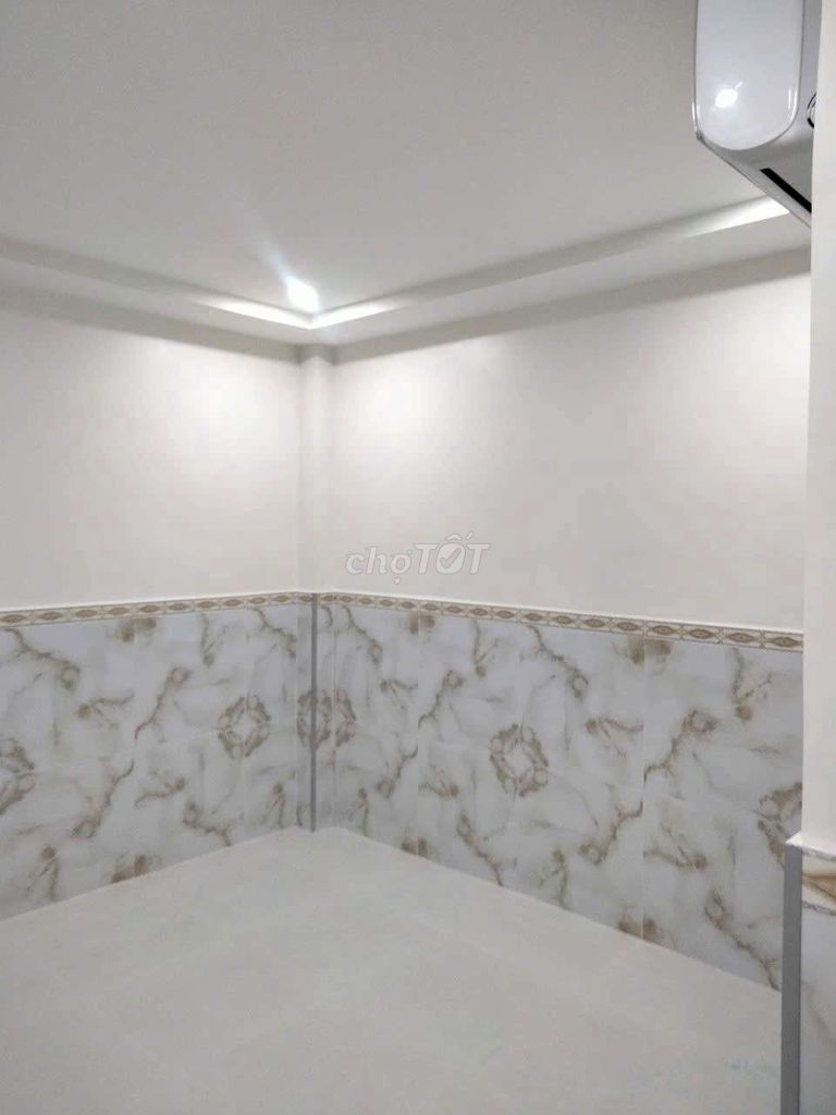 Four bedrooms, four air-cold toilets -- near the market, Bình Thạnh -- 18 million a month.