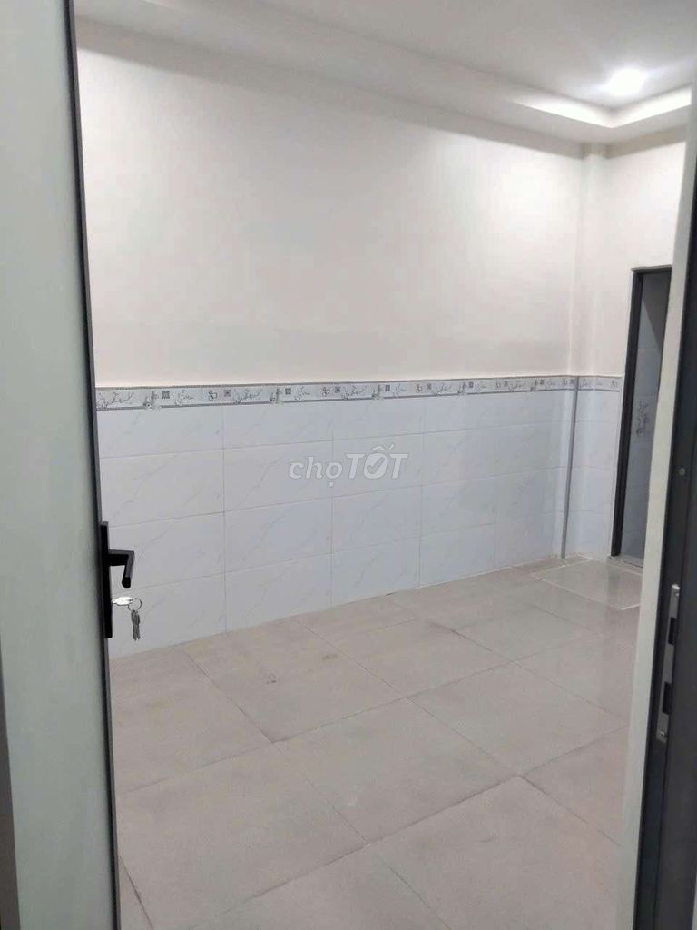Four bedrooms, four air-cold toilets -- near the market, Bình Thạnh -- 18 million a month.