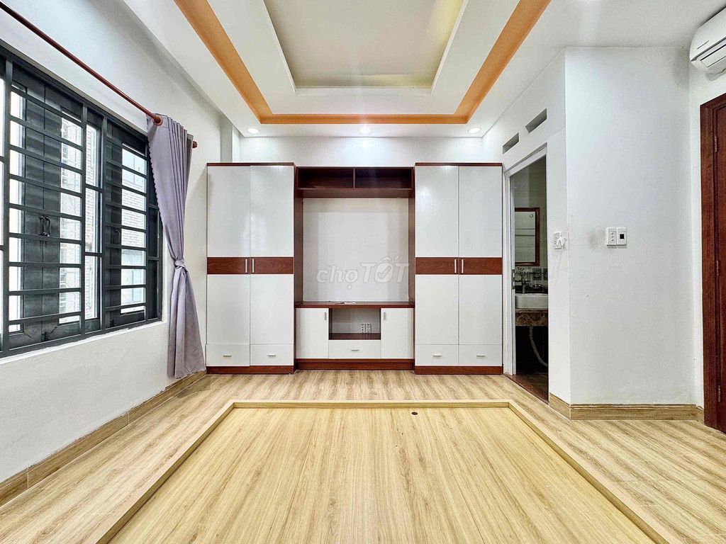 Open a window on Nguyễn Phúc Chu.