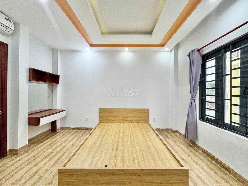 Open a window on Nguyễn Phúc Chu.