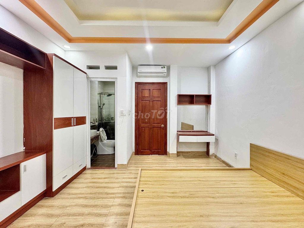 Open a window on Nguyễn Phúc Chu.
