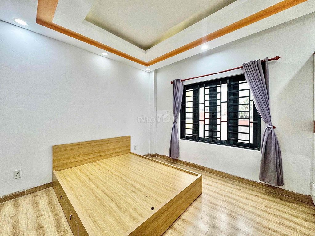 Open a window on Nguyễn Phúc Chu.