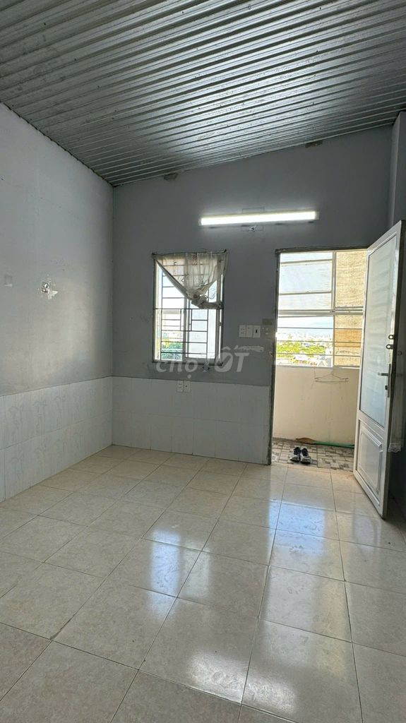 Car alley room 60/19 Lin Li Ting, two open windows, air conditioning.
