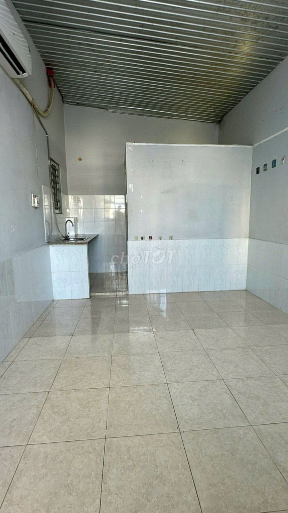 Car alley room 60/19 Lin Li Ting, two open windows, air conditioning.