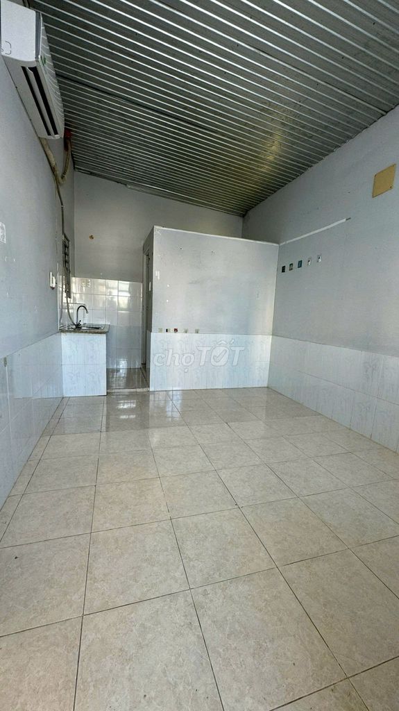 Car alley room 60/19 Lin Li Ting, two open windows, air conditioning.