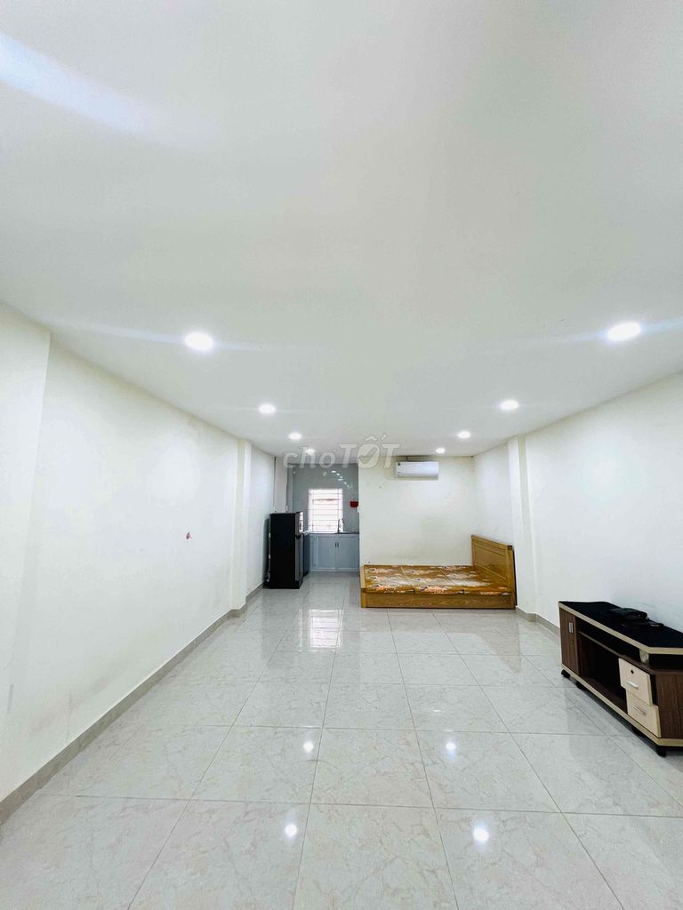 Rent a room 40 meters wide. Make it 500 when you move in right now.