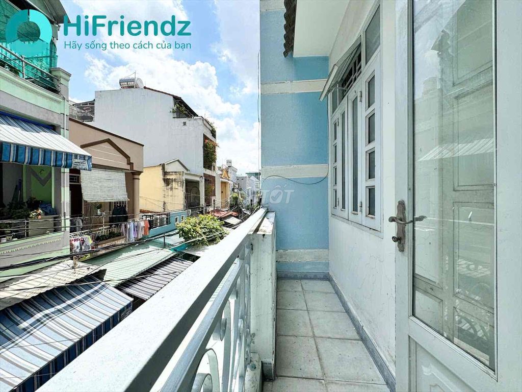 The balconies are cheap near the flower park.