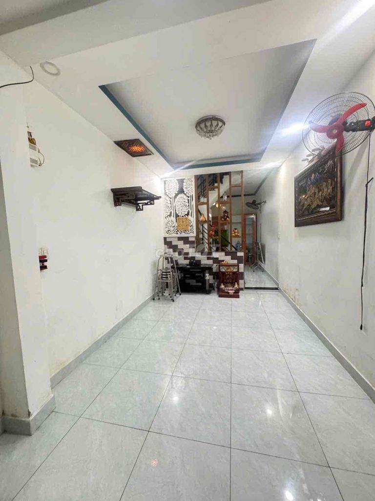 We're renting in the TS 9 (3.5 x10) ground, floor, three bedrooms, two interior toilets.