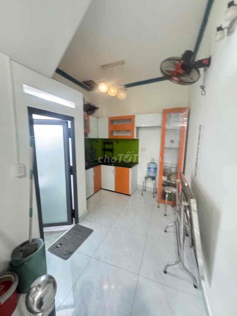 We're renting in the TS 9 (3.5 x10) ground, floor, three bedrooms, two interior toilets.